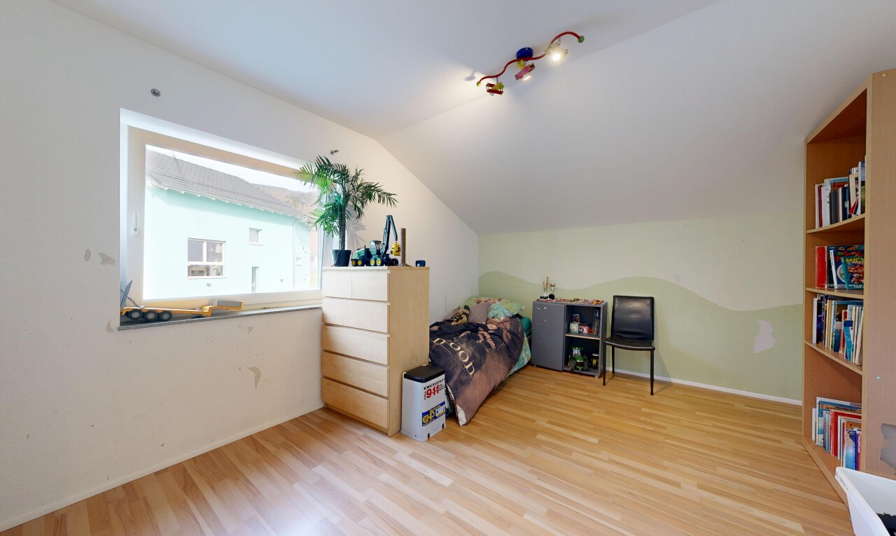 chambre avec vaulted ceiling, plafond voûté, drywall, cloison sèche, et wood finish floor