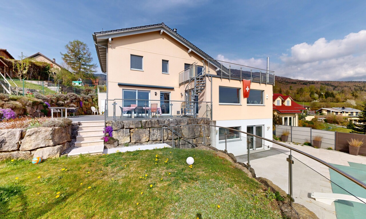 façade avec terrasse, day time, property visible, bardage en stuc, et pelouse