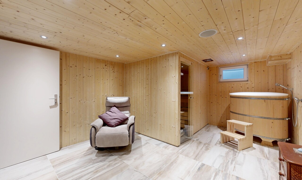salon avec sous-sol, plafond en bois, wood ceiling, inside property, et éclairage encastré