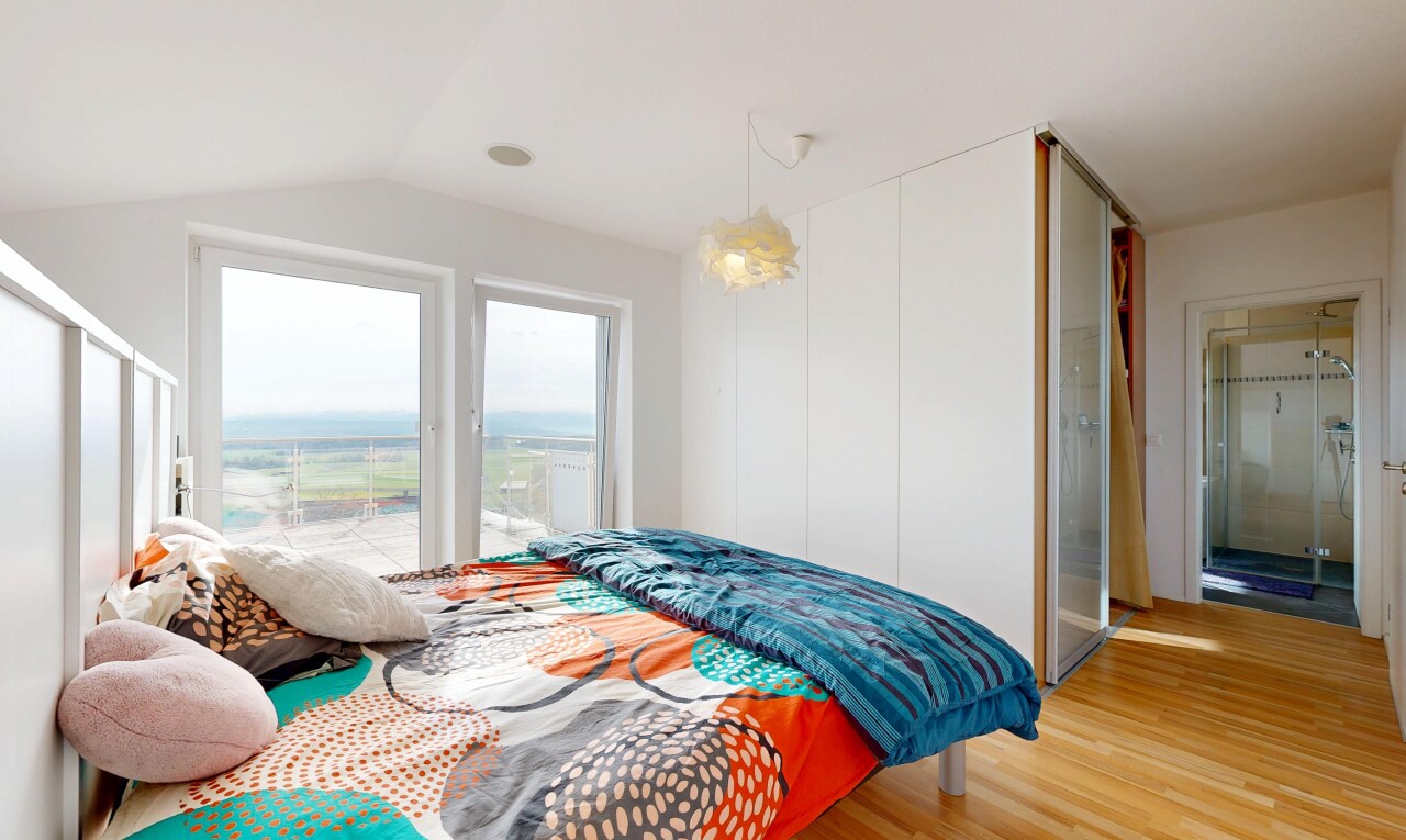 chambre avec wood finish floor, sol en finition bois, accès à l'extérieur, natural light, et lumière naturelle