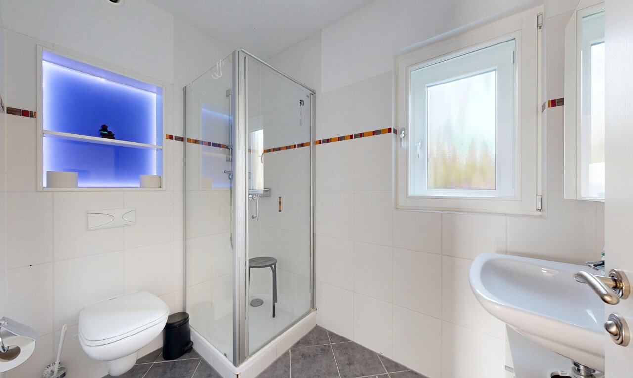 salle de bains avec salle de bain complète, douche, mur en carrelage, tile wall, et évier