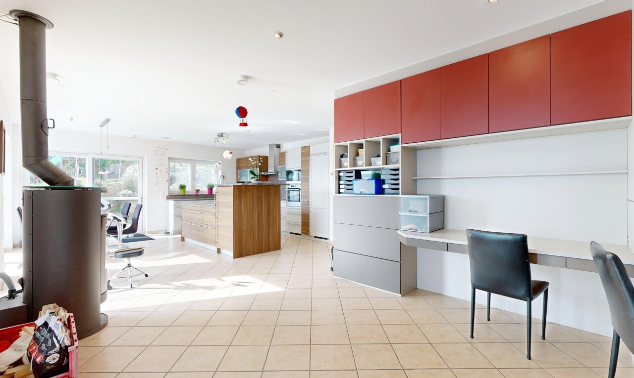 cuisine avec inside property, light floor, two tone kitchen, îlot de cuisine, et kitchen island