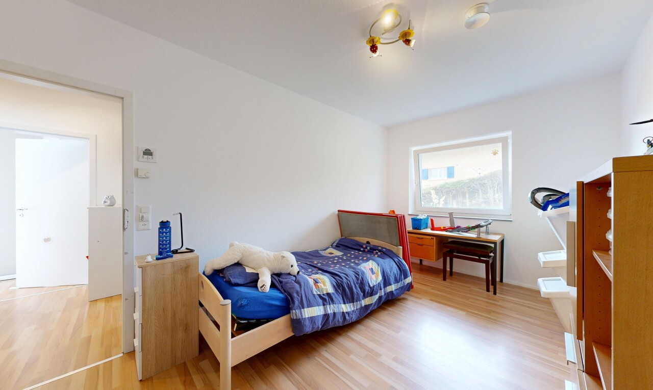 chambre avec inside property, sol en finition bois, wood finish floor, cloison sèche, et drywall