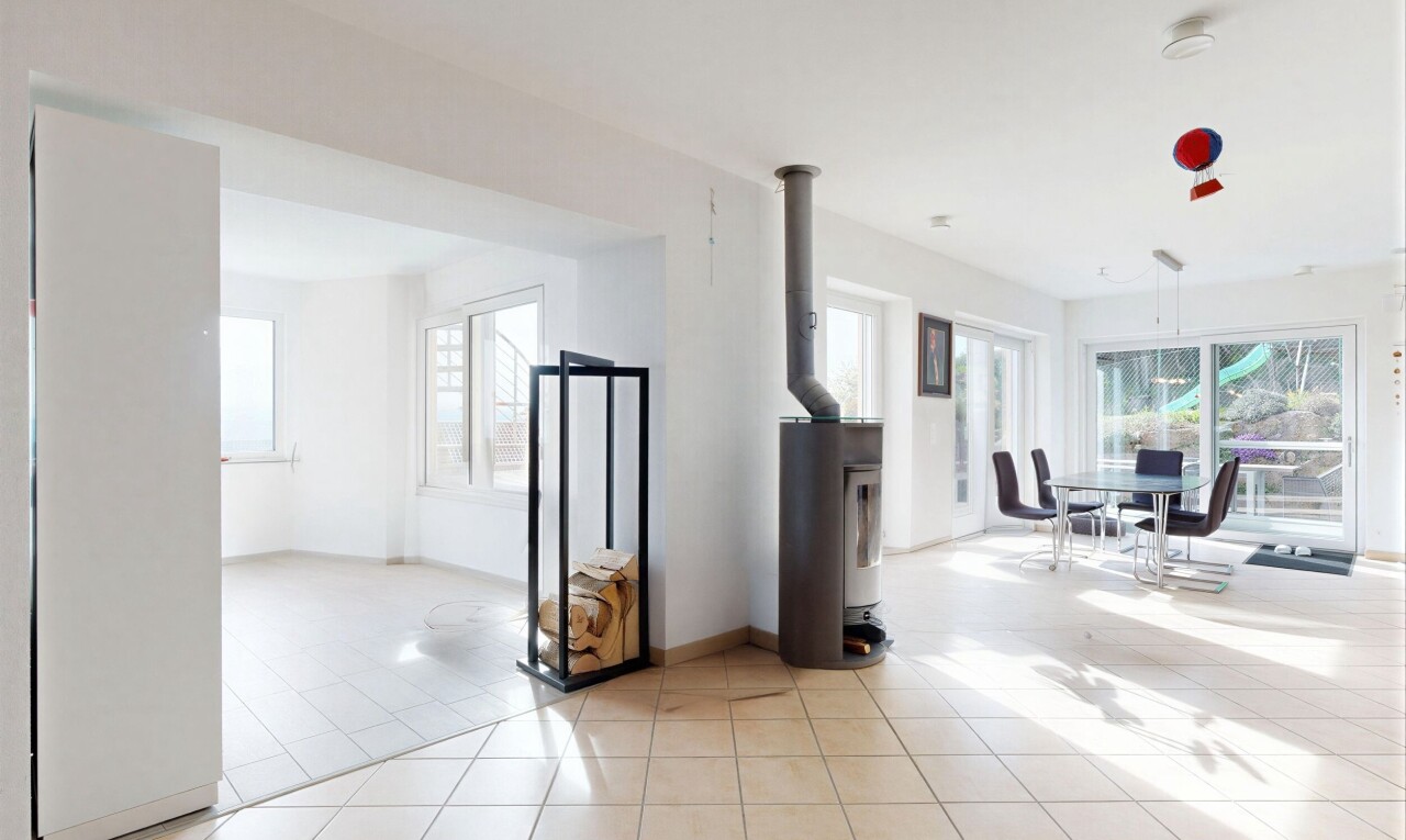 salle à manger avec cloison sèche, drywall, inside property, lumière naturelle, et natural light