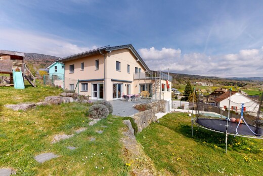 façade avec trampoline, clôture, pelouse, terrasse, et aire de jeux