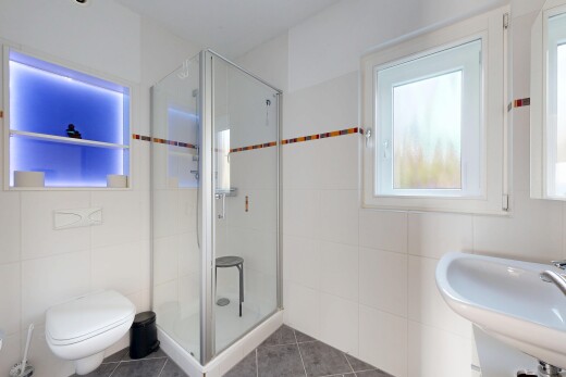 salle de bains avec salle de bain complète, douche, mur en carrelage, tile wall, et évier