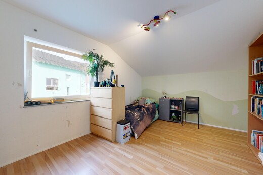chambre avec vaulted ceiling, plafond voûté, drywall, cloison sèche, et wood finish floor