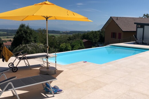 piscine avec terrasse, piscine, day time, from property, et clôture