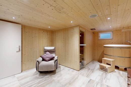 salon avec sous-sol, plafond en bois, wood ceiling, inside property, et éclairage encastré