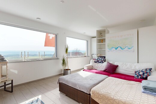 chambre avec drywall, cloison sèche, natural light, lumière naturelle, et inside property