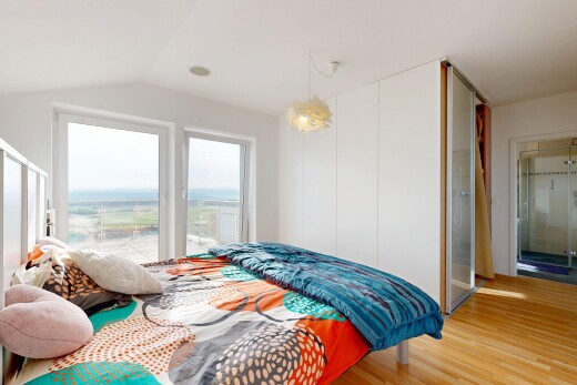 chambre avec wood finish floor, sol en finition bois, accès à l'extérieur, natural light, et lumière naturelle