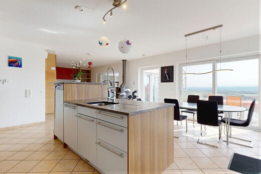 cuisine avec kitchen island, îlot de cuisine, kitchen island sink, light floor, et natural light