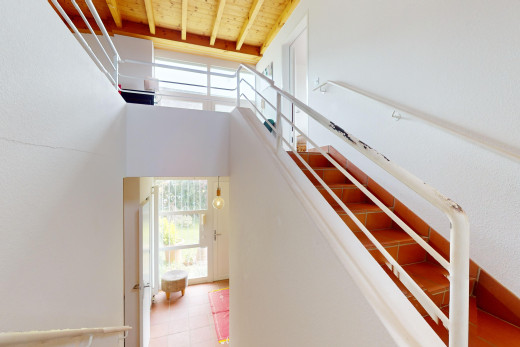 treppe mit fliesenboden und natürliches licht