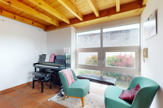 wohnzimmer mit balkendecke, holzdecke, fliesenboden, und natürliches licht