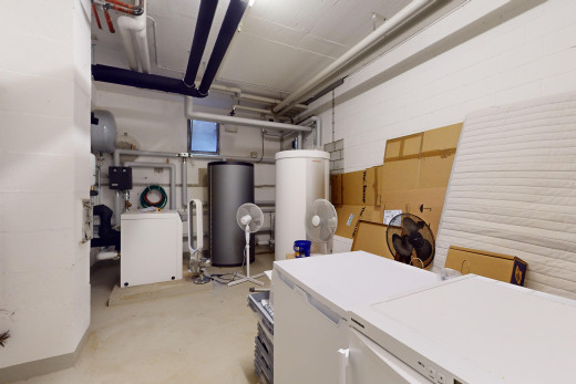 wäschekammer mit wasserkocher, wäscherei, und separate wäschetrockner