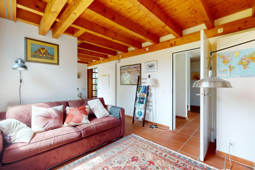 wohnzimmer mit holzdecke, fliesenboden, und balkendecke