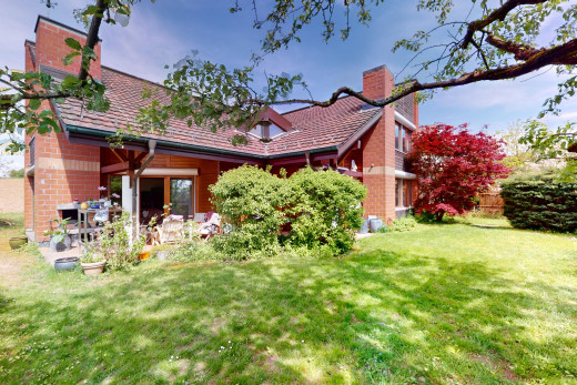 außenansicht mit rasen