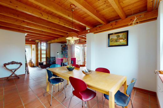 esszimmer mit fliesenboden, balkendecke, natürliches licht, und holzdecke