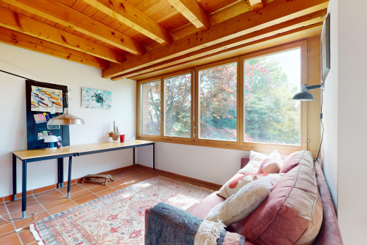 wohnzimmer mit holzdecke, fliesenboden, balkendecke, und natürliches licht