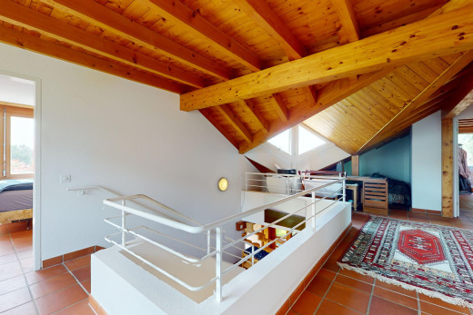 treppe mit fliesenboden, balkendecke, holzdecke, und natürliches licht