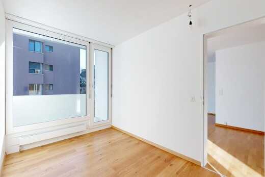 leerer raum mit wood finish floor, holzfußboden, fußleistenheizung, inside property, und drywall