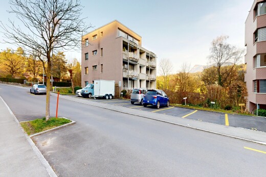 außenansicht mit blick auf wohnanlage, apartment complex view, parkplatz, und day time