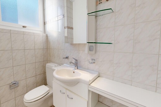 bad mit tile wall, fliesenwand, schminktisch, toilette, und inside property