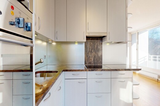 küche mit ofen, natürliches licht, natural light, dark countertops, und stein arbeitsplatten