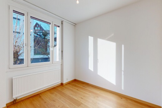 leerer raum mit kühler, holzfußboden, wood finish floor, natürliches licht, und natural light