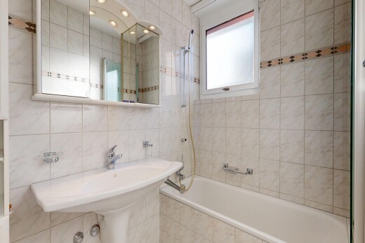 bad mit fliesenwand, tile wall, spiegel, inside property, und kombiniertes bad / dusche