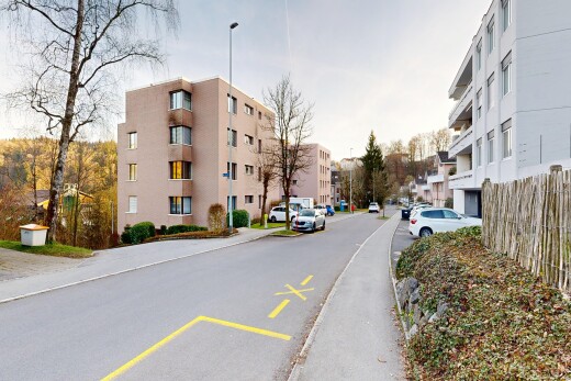 außenansicht mit blick auf wohnanlage, apartment complex view, und zaun