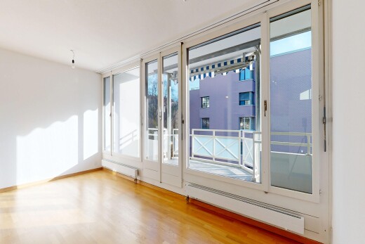 leerer raum mit natürliches licht, natural light, gipskartonwand, drywall, und fußleistenheizung