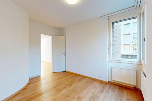 leerer raum mit kühler, holzfußboden, wood finish floor, inside property, und gipskartonwand