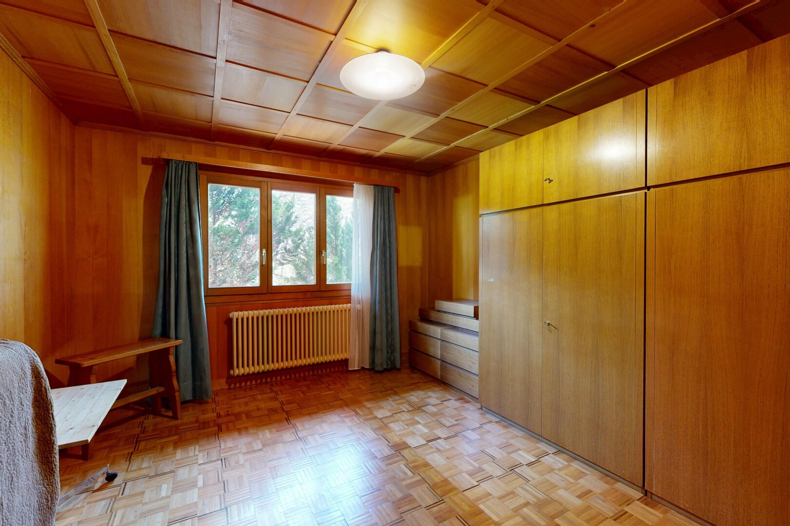 chambre avec radiateur, placard, lumière naturelle, natural light, et sol en finition bois