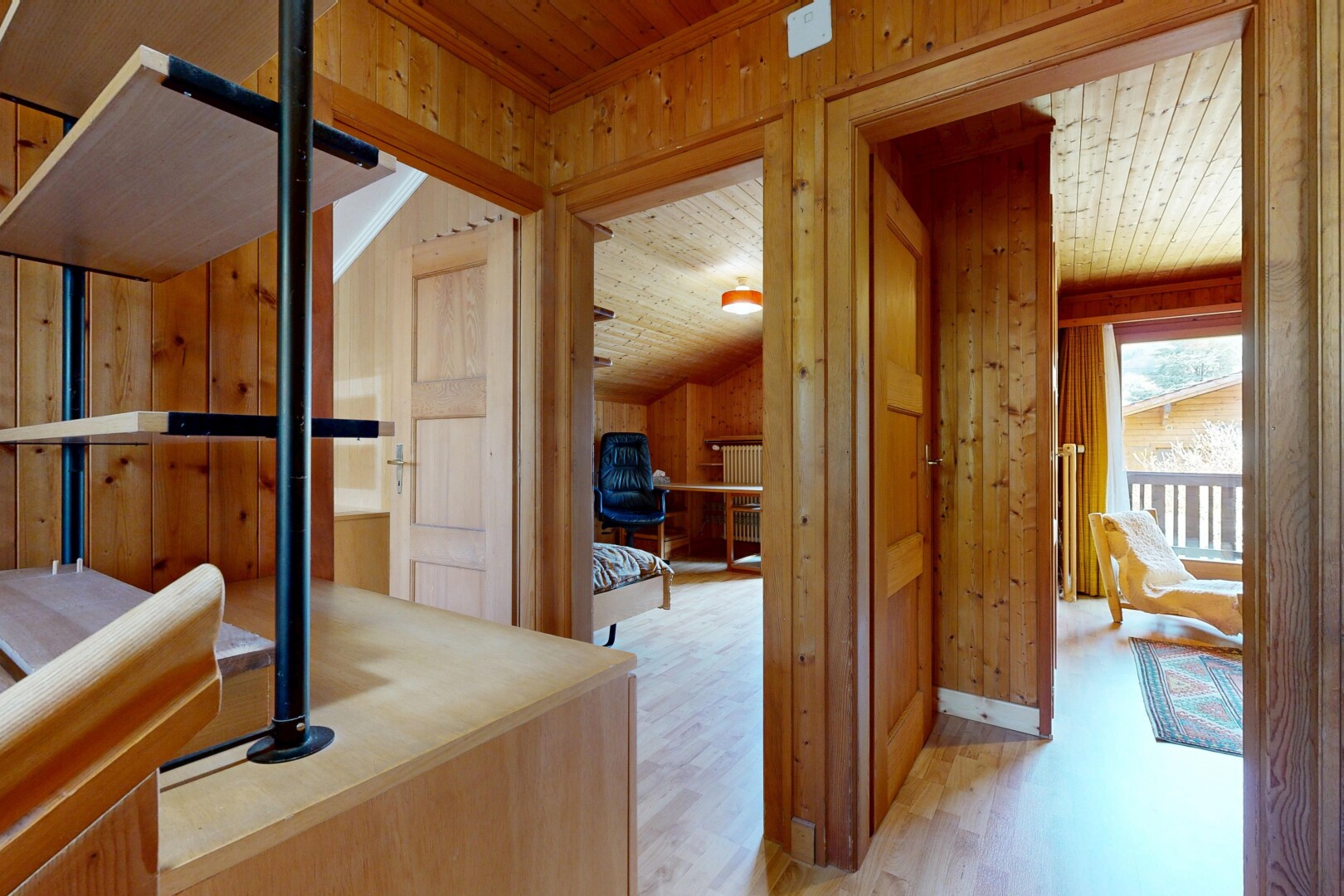 couloir avec wood wall, mur en bois, wood finish floor, sol en finition bois, et inside property