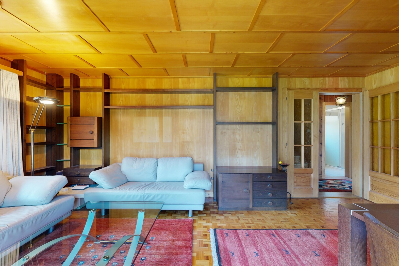 salon avec parquet floor, mur en bois, wood wall, sol en finition bois, et wood finish floor
