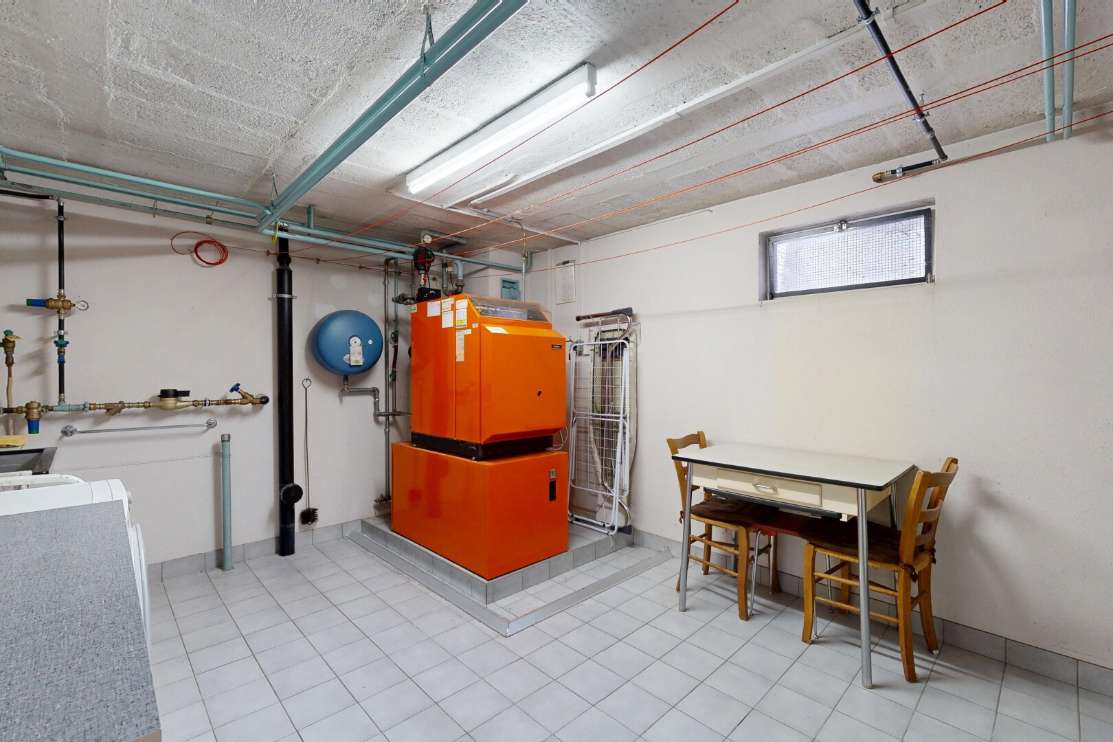 espace intérieur avec sous-sol, drywall, cloison sèche, light floor, et inside property