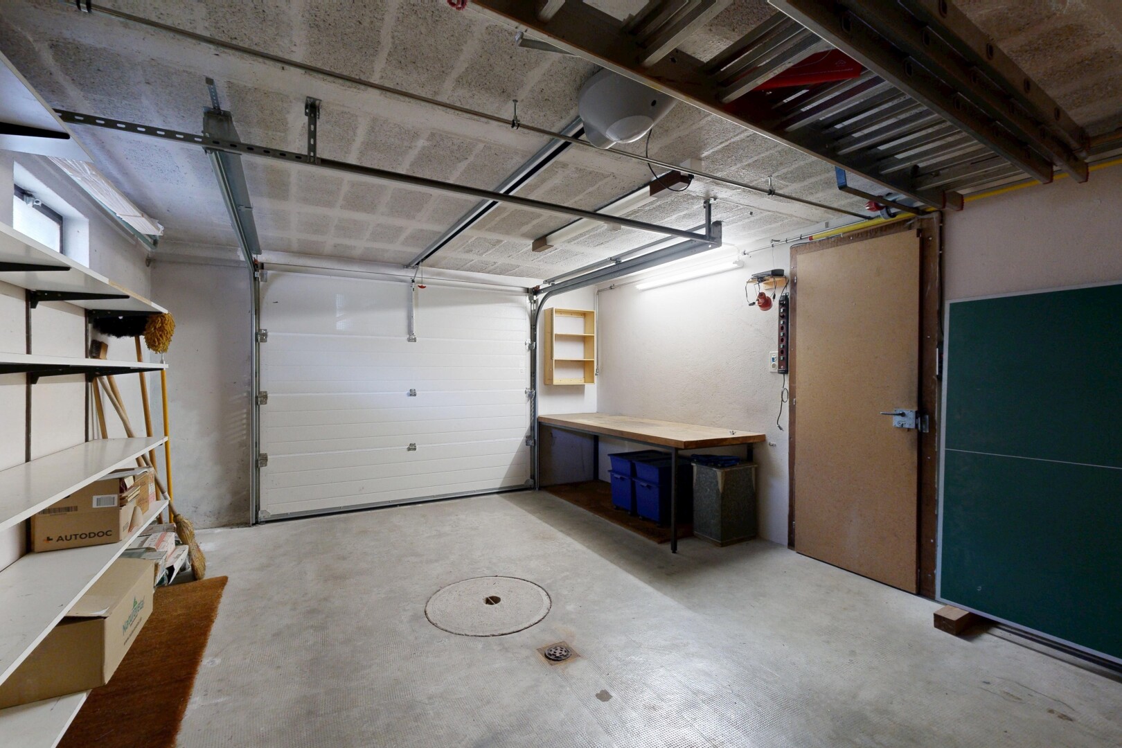 parking avec inside property
