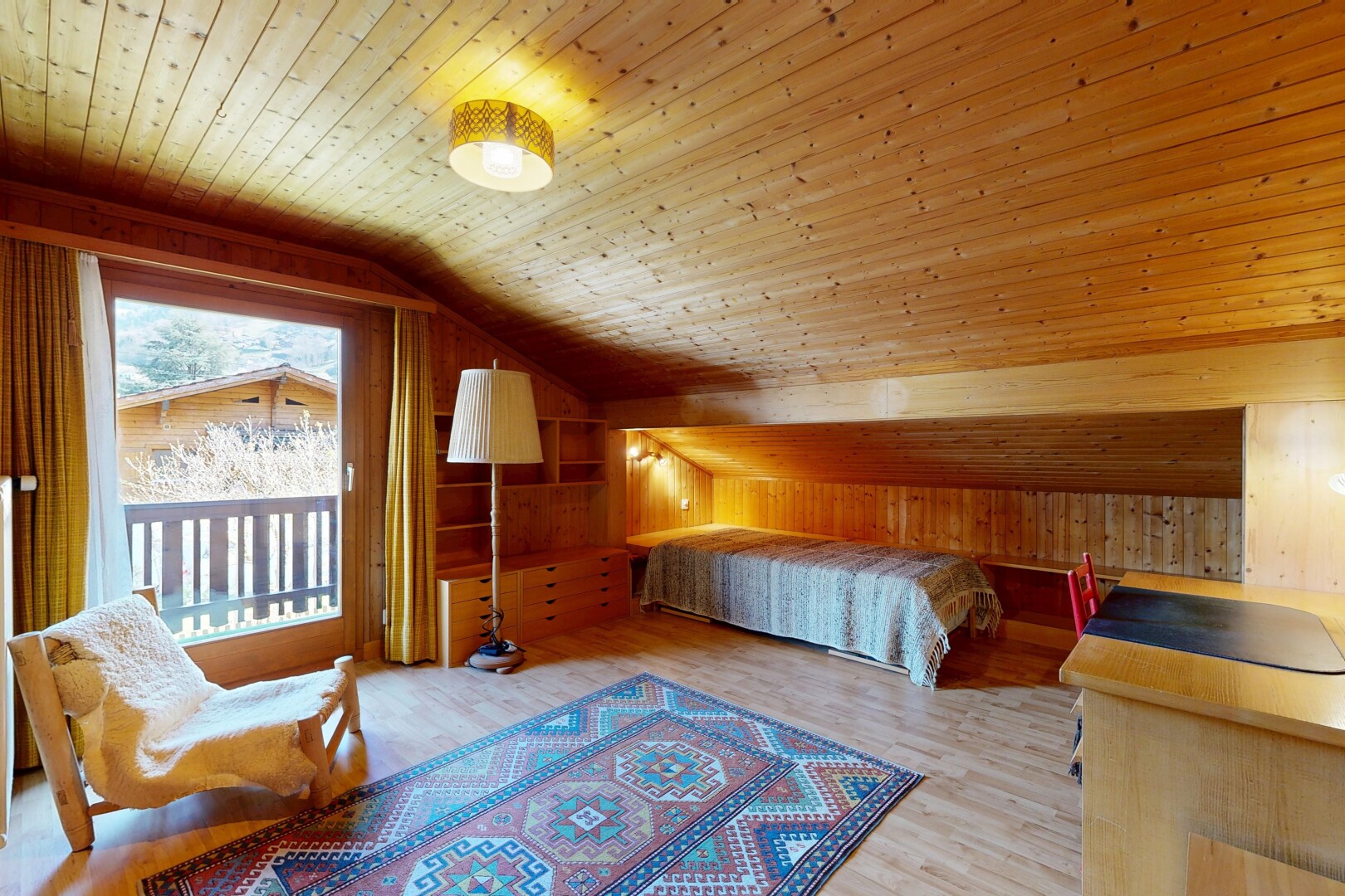 chambre avec pièce supplémentaire, wood wall, mur en bois, wood ceiling, et plafond en bois