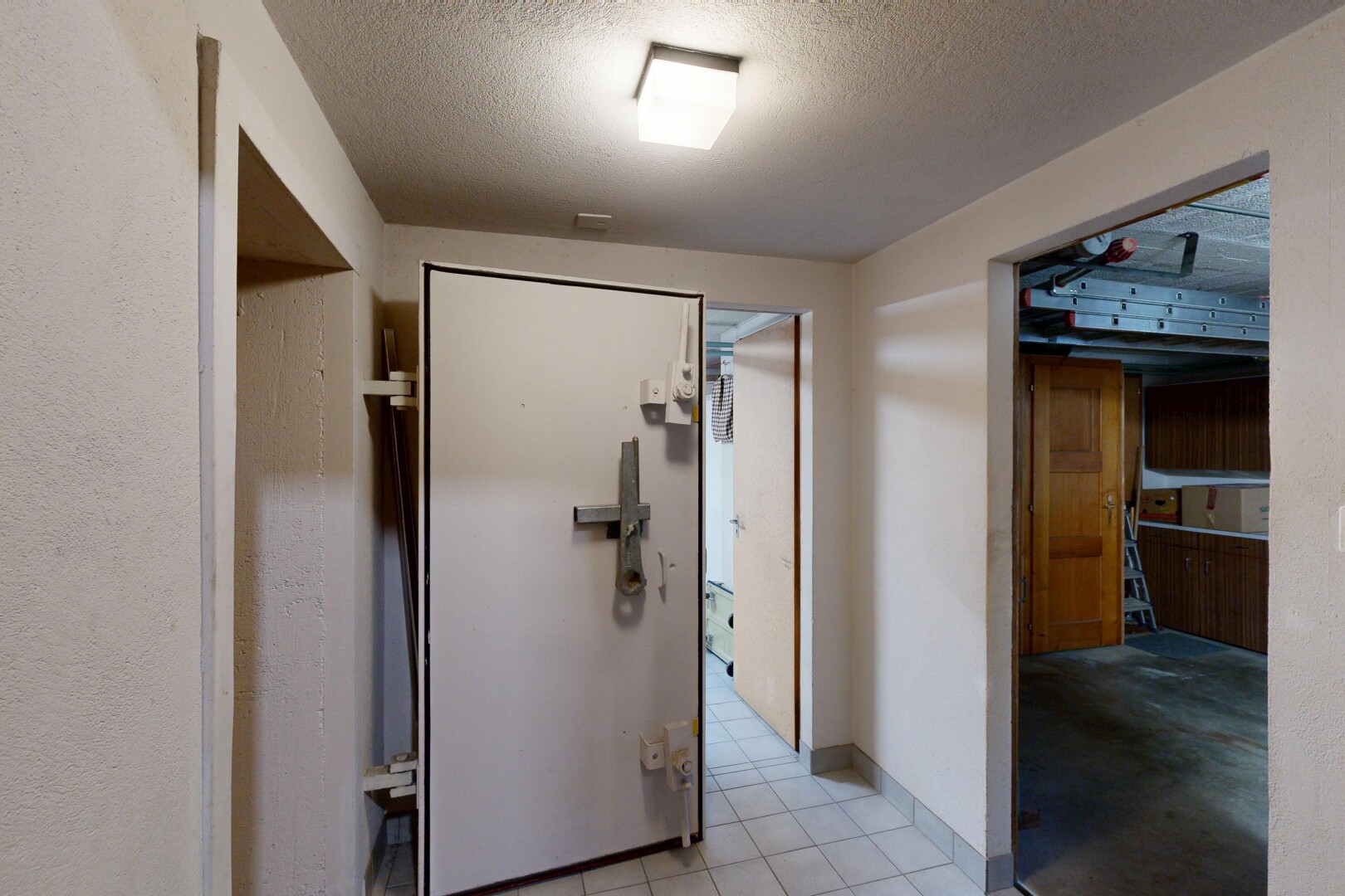 couloir avec light floor, inside property, plafond texturé, textured ceiling, et cloison sèche