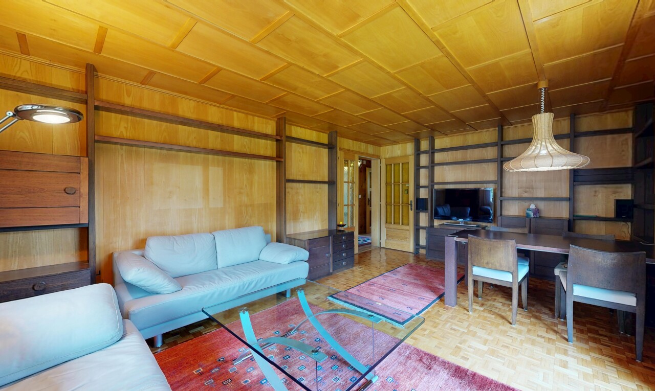 salon / salle à manger avec mur en bois, wood wall, inside property, parquet floor, et télévision