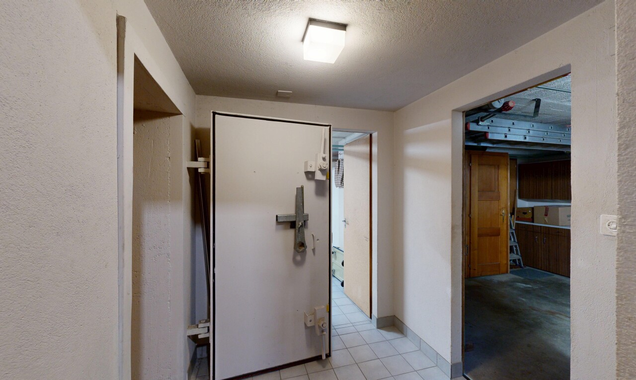 couloir avec light floor, inside property, plafond texturé, textured ceiling, et cloison sèche