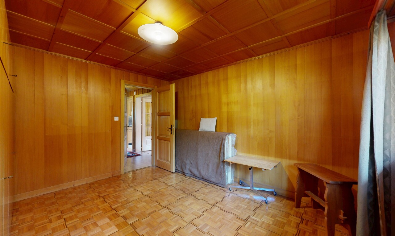 pièce vide avec wood ceiling, plafond en bois, inside property, wood wall, et mur en bois