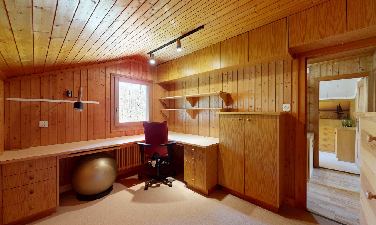 bureau avec bureau intégré, espace bureau, éclairage sur rail, track lighting, et wood ceiling