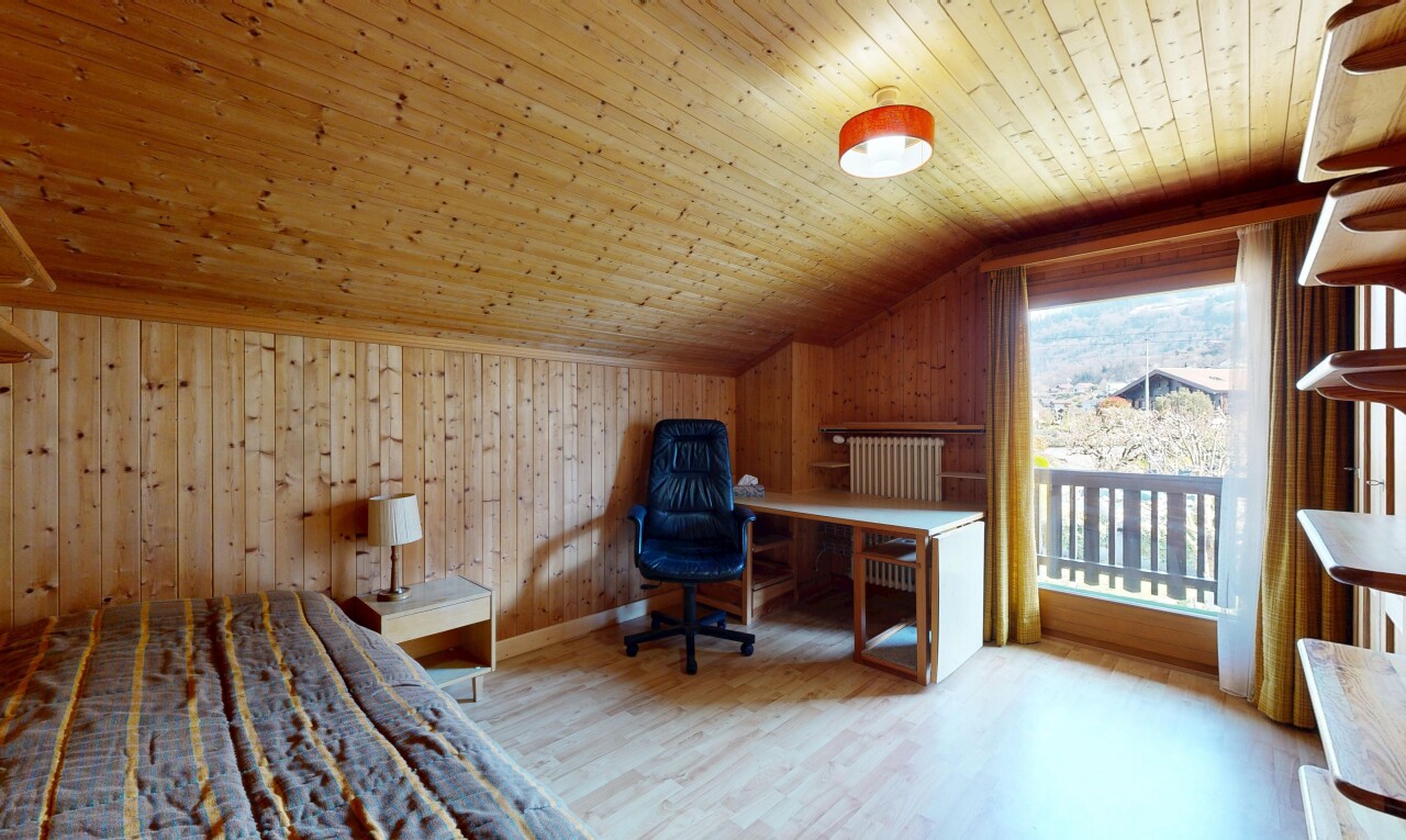 chambre avec wood wall, mur en bois, low ceiling, plafond bas, et pièce supplémentaire