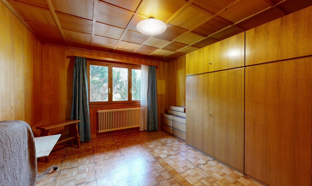 chambre avec radiateur, placard, lumière naturelle, natural light, et sol en finition bois