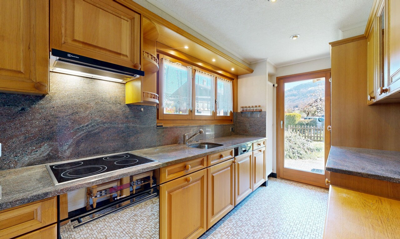 cuisine avec armoires élevées, raised cabinets, dosseret, backsplash, et four