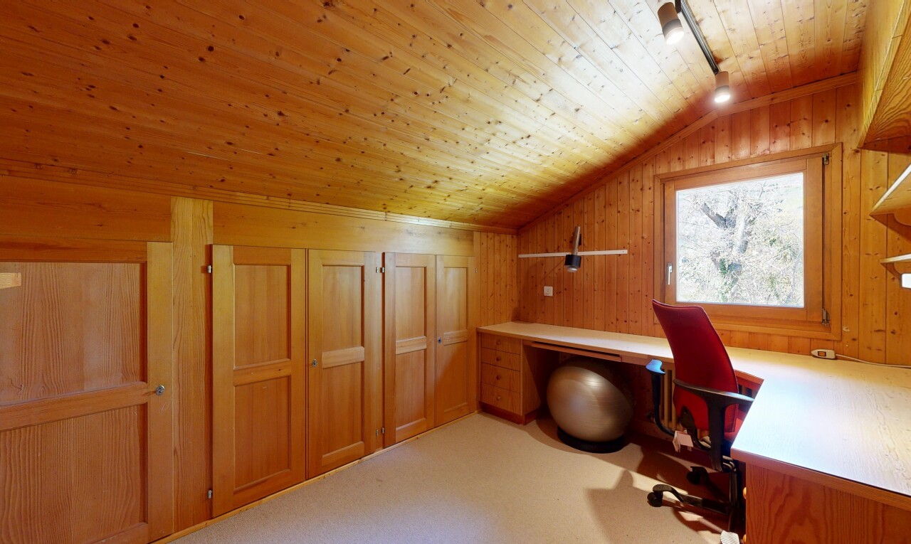 bureau avec plafond en bois, wood ceiling, éclairage sur rail, track lighting, et espace bureau