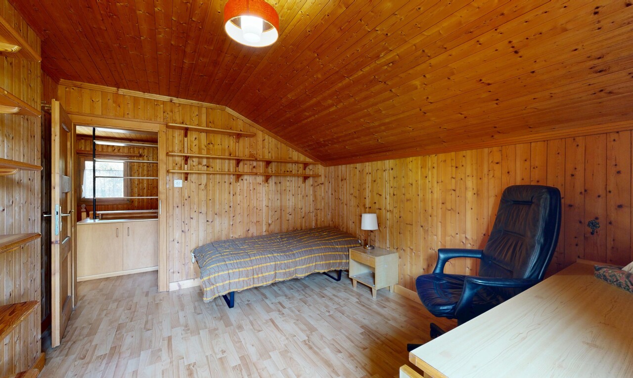 chambre avec pièce supplémentaire, wood wall, mur en bois, vaulted ceiling, et plafond voûté