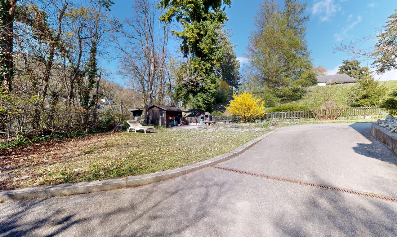 jardin avec day time et clôture
